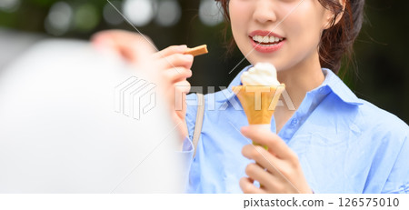 吃冰淇凌的婦女 126575010