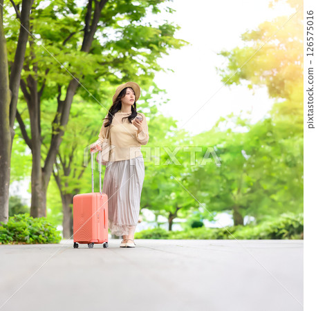 旅行的女人的肖像 126575016