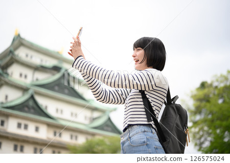 旅行的女人的肖像 126575024