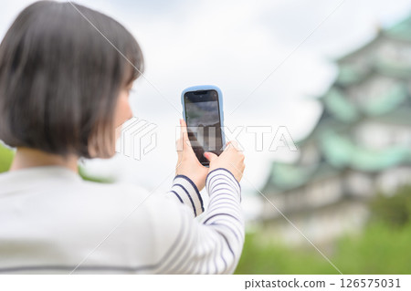 旅行的女人的肖像 126575031