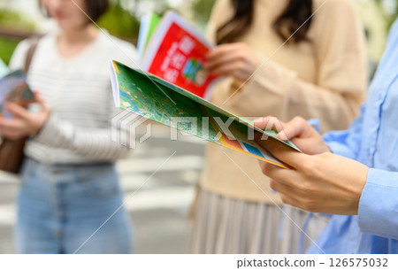一位正在散步的女士 一位正在散步的女士 126575032