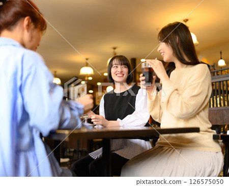 一個在咖啡館說話的女人 126575050