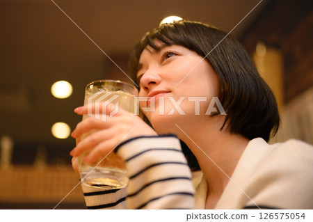 居酒屋裡的一幕 126575054