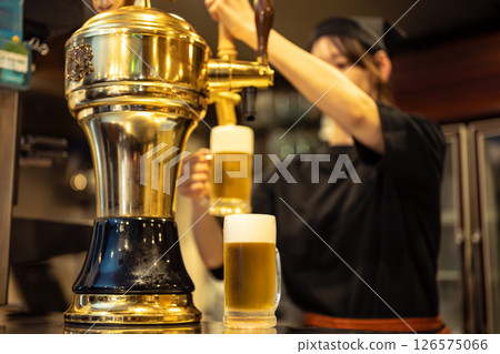 A woman working part-time at an izakaya 126575066