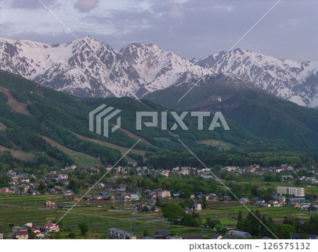 清晨的長野縣白馬村白馬三山與新綠（無人機空拍） 126575132