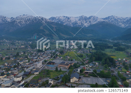 清晨的長野縣白馬村白馬山脈和新綠（無人機空拍） 126575149