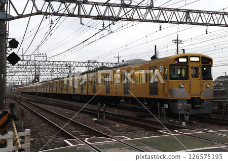 凌晨5點：一列西武新宿線2000系列車準備從南入曾車輛段出發。 126575195