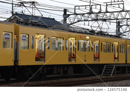 凌晨5點：一列西武新宿線2000系列車準備從南入曾車輛段出發。 126575198