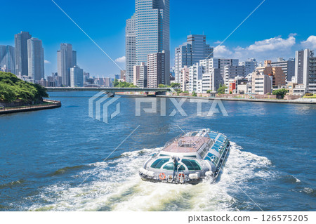 行駛於中央區隅田川的“東京”水上巴士“Hotaluna” 行駛於中央區隅田川的“東京”水上巴士“Hotaluna” 126575205