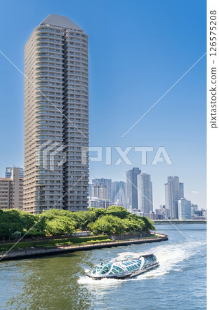 行駛於中央區隅田川的“東京”水上巴士“Hotaluna” 126575208