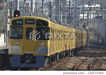 [SS] Seibu Shinjuku Line 2000 Series Train (Local: 8-car train) 126575400