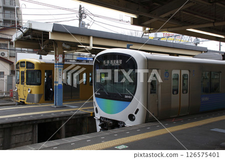 [SS] 西武新宿線2000系列列車和30000系列列車（田無站） 126575401