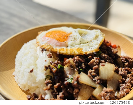 在戶外吃加寶飯 126575438