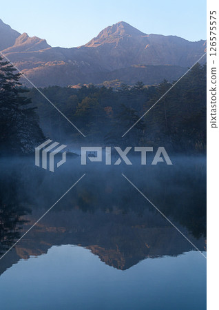 朝霞映照下的磐梯山和晨霧繚繞的五色湖 126575575