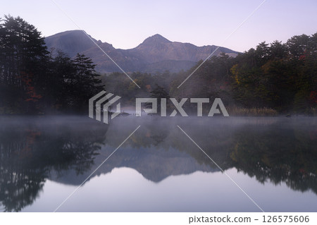 朝霞映照下的磐梯山和晨霧繚繞的五色湖 126575606