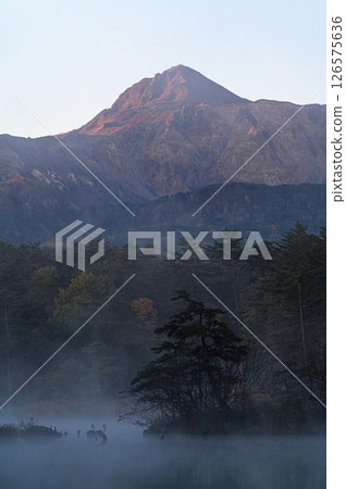 朝霞映照下的磐梯山和晨霧繚繞的五色湖 朝霞映照下的磐梯山和晨霧繚繞的五色湖 126575636