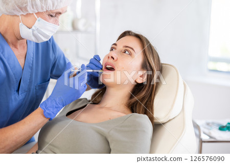 Young woman getting lip fillers. 126576090
