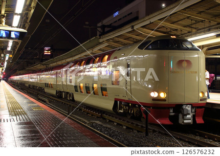 日出瀨戶/出雲臥舖快車在橫濱站停靠 126576232