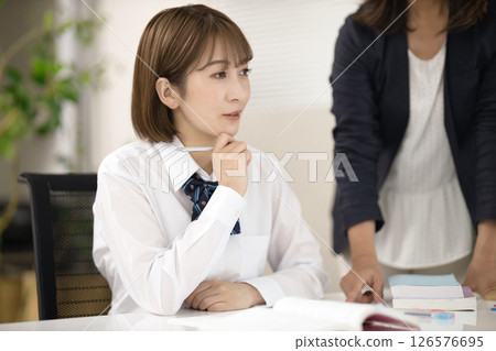 高中女生和老師正在學習 126576695