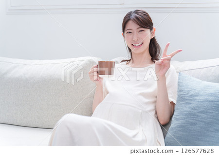 孕婦用杯子喝水 孕婦用杯子喝水 126577628