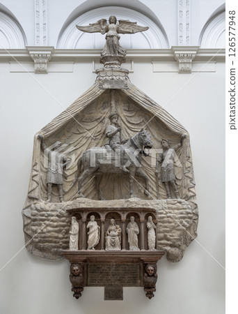 Equestrian monument to Marchese Spinetta Malaspina and The five small statues in the niches of the cenotaph 126577948