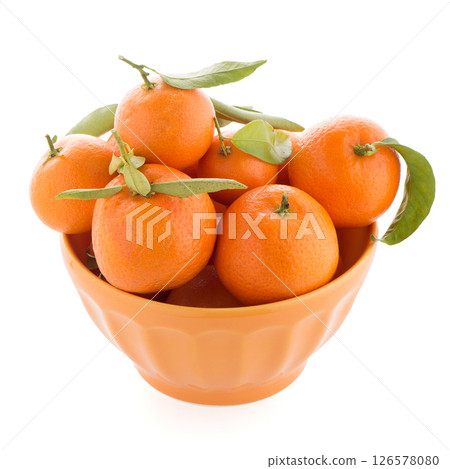 Tangerines on ceramic orange bowl 126578080