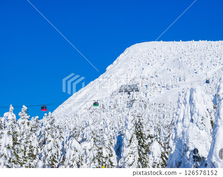 Sanbokojinzan mountain covered in frost-covered trees towering behind the ropeway (Zao Onsen Ski Resort, Yamagata Prefecture) Sanbokojinzan mountain covered in frost-covered trees towering behind the ropeway (Zao Onsen Ski Resort, Yamagata Prefecture) 126578152