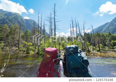 <長野>上高地的壯麗景色:岳澤沼澤、露百山和遊客 <長野>上高地的壯麗景色:岳澤沼澤、露百山和遊客 126578166