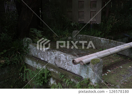 明月院街的小溪 126578180