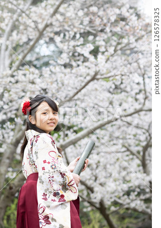 小學畢業典禮上,身穿袴的女孩手持證書 小學畢業典禮上,身穿袴的女孩手持證書 126578325