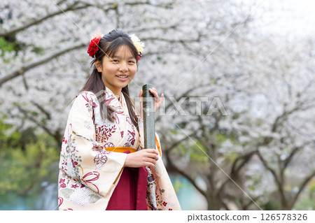 小學畢業典禮上,身穿袴的女孩手持證書 小學畢業典禮上,身穿袴的女孩手持證書 126578326