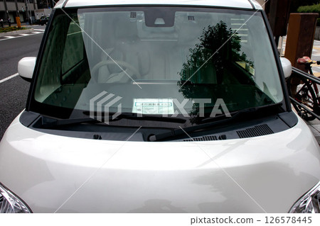 停放的車輛上貼有殘障豁免標誌 停放的車輛上貼有殘障豁免標誌 126578445