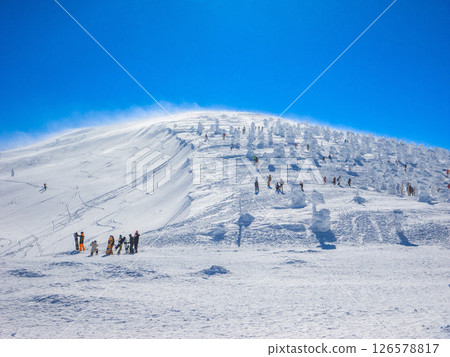 白雪皚皚的地藏岳,一半的山峰被冰霜覆蓋(山形縣,藏王溫泉滑雪場,地藏山峰) 白雪皚皚的地藏岳,一半的山峰被冰霜覆蓋(山形縣,藏王溫泉滑雪場,地藏山峰) 126578817