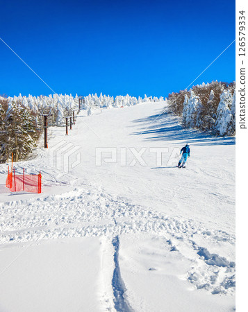 A quiet slope where you can see frost-covered trees (Yamagata Prefecture, Zao Onsen Ski Resort, Utopia Slope) A quiet slope where you can see frost-covered trees (Yamagata Prefecture, Zao Onsen Ski Resort, Utopia Slope) 126579334