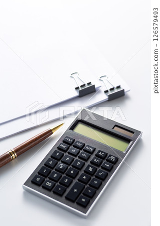 文件和計算器夾在一起 126579493