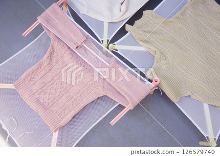 針織衣物平鋪陰涼處晾乾 針織衣物平鋪陰涼處晾乾 126579740