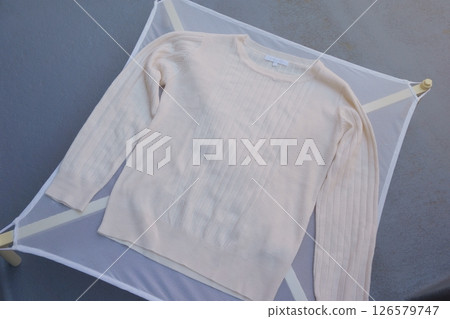 毛衣在平坦的晾曬網上陰乾 126579747