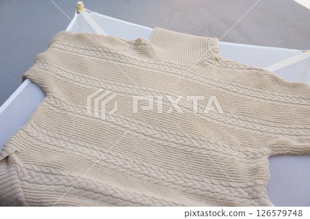 洗淨的毛衣平放晾乾 126579748