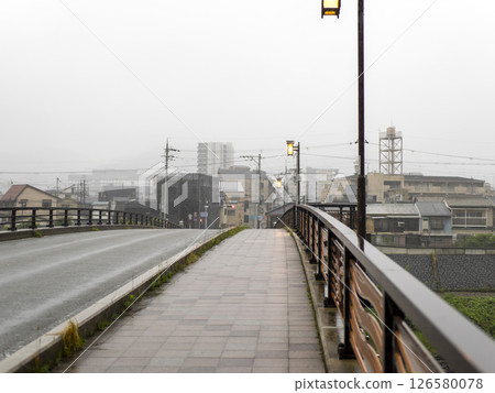 Scenery of the bridge in the rain Scenery of the bridge in the rain 126580078