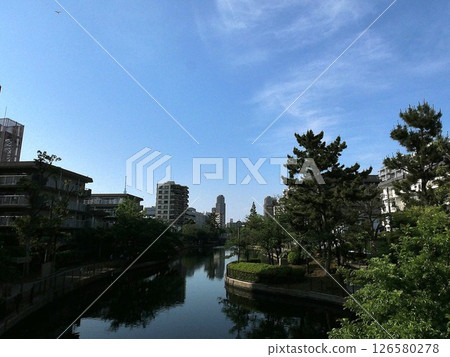 [Landscape and apartments] A calm water surface in a quiet residential area 126580278