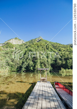 <長野>上高地的壯麗景色：明神池與明神山 126580780