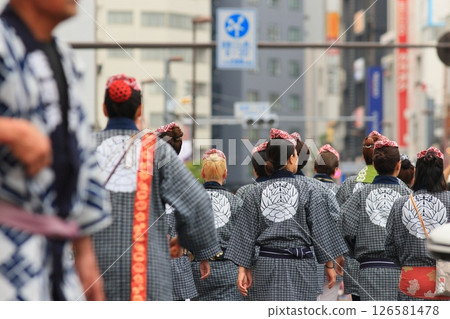 淺草三社祭的抬神轎女 126581478