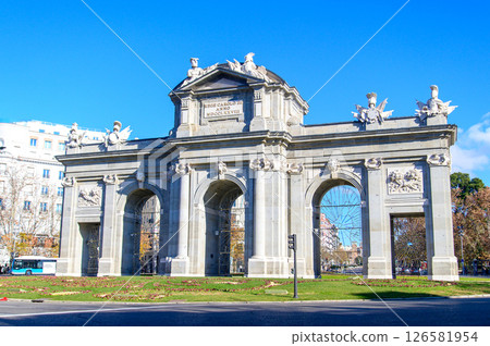 Beautiful view of the Gate of Alcala in Madrid, Spain 126581954