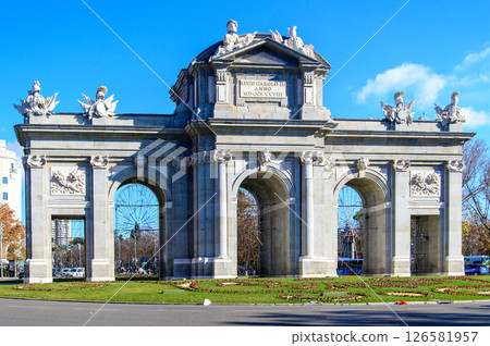 西班牙馬德里阿爾卡拉門的美景 西班牙馬德里阿爾卡拉門的美景 126581957