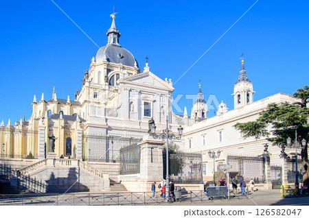 西班牙馬德里阿穆德納大教堂的美景 西班牙馬德里阿穆德納大教堂的美景 126582047