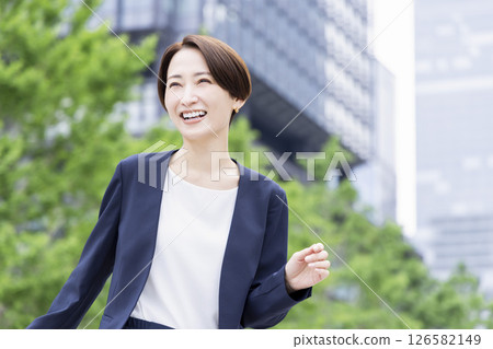 一個穿著西裝的女人的肖像 126582149