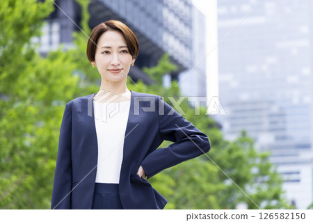 一個穿著西裝的女人的肖像 一個穿著西裝的女人的肖像 126582150