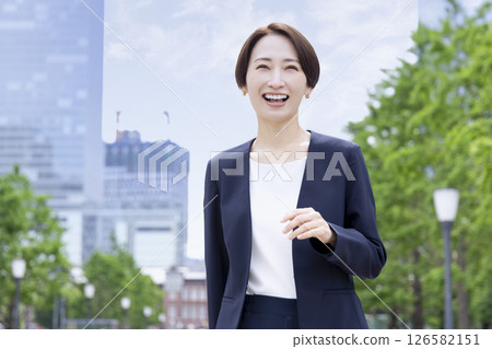 一個穿著西裝的女人的肖像 一個穿著西裝的女人的肖像 126582151