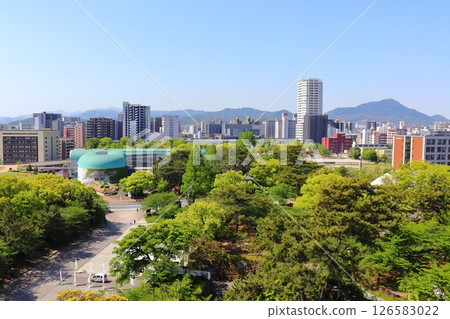 從小倉城天守閣向南眺望中央圖書館和皿倉山（福岡縣北九州市） 126583022