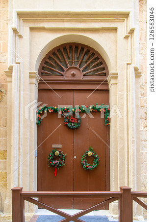 門上掛著漂亮的聖誕裝飾品 126583046